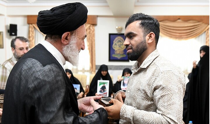 گزارش تصویری/ حضور جمعی از خانواده‌های شهدای شجره طیبه میناب در آستان حضرت عبدالعظیم(ع)