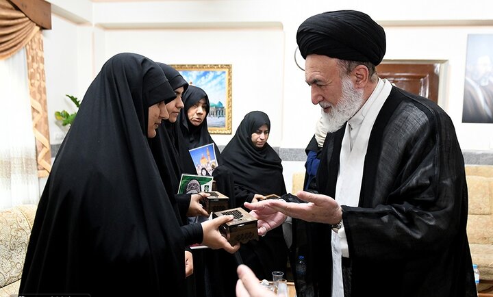 گزارش تصویری/ حضور جمعی از خانواده‌های شهدای شجره طیبه میناب در آستان حضرت عبدالعظیم(ع)