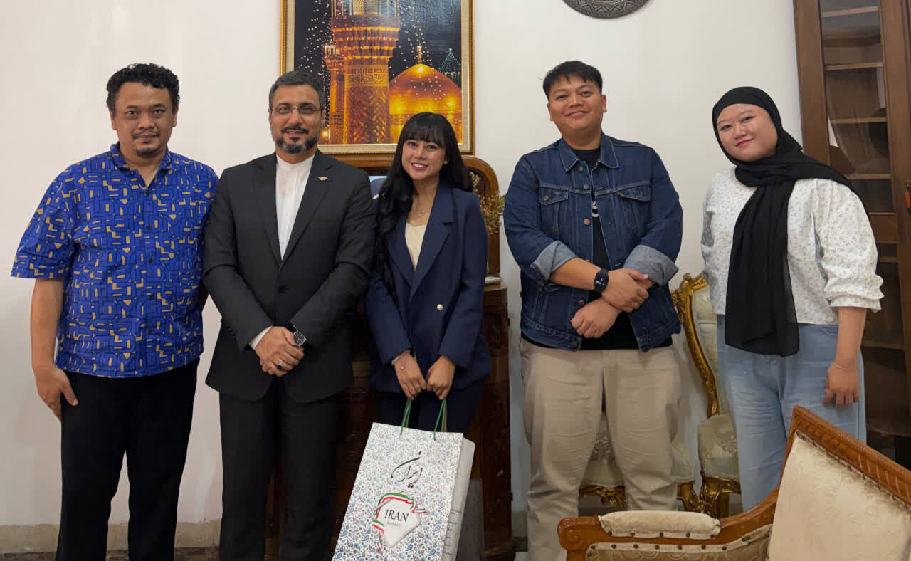 Iran’s Cultural Counselor Praises Indonesian Filmmaker for Expressing Solidarity with Martyred Leader