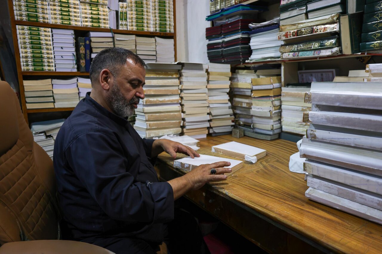 تقرير مصور/ أعمال الإدامة الدورية لكتب الأدعية والزيارات في العتبة العباسية المقدسة
