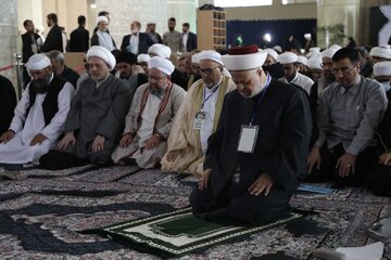 Galeri Foto: Salat Berjamaah Di Sela Konferensi Internasional Persatuan Umat Islam ke-40 di Teheran