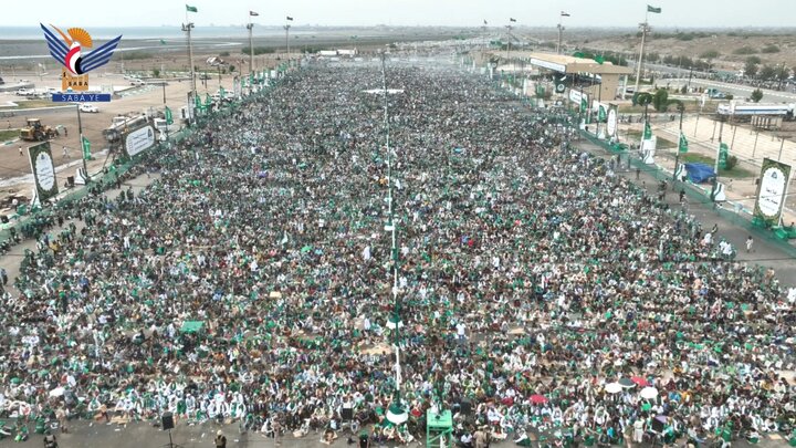 تقرير مصور/ احتشاد مليوني مهيب في مدينة الحديدة اليمنية احتفاءً بمولد الرسول الأعظم