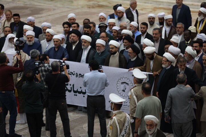 گزارش تصویری/ ادای احترام مهمانان چهلمین کنفرانس وحدت اسلامی به امام خمینی(ره)