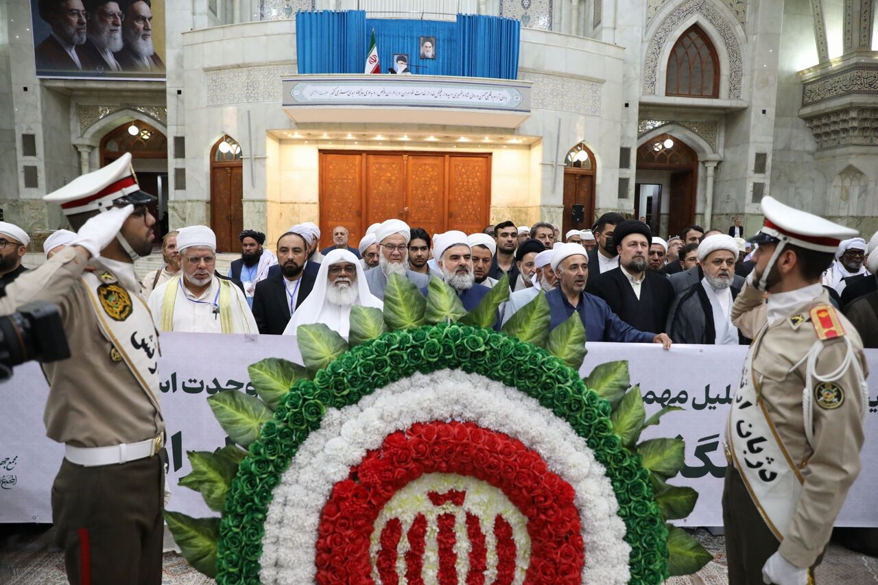 Galeri Foto: Peserta Konferensi Internasional Persatuan Umat Islam Menziarahi Makam Imam Khomeini
