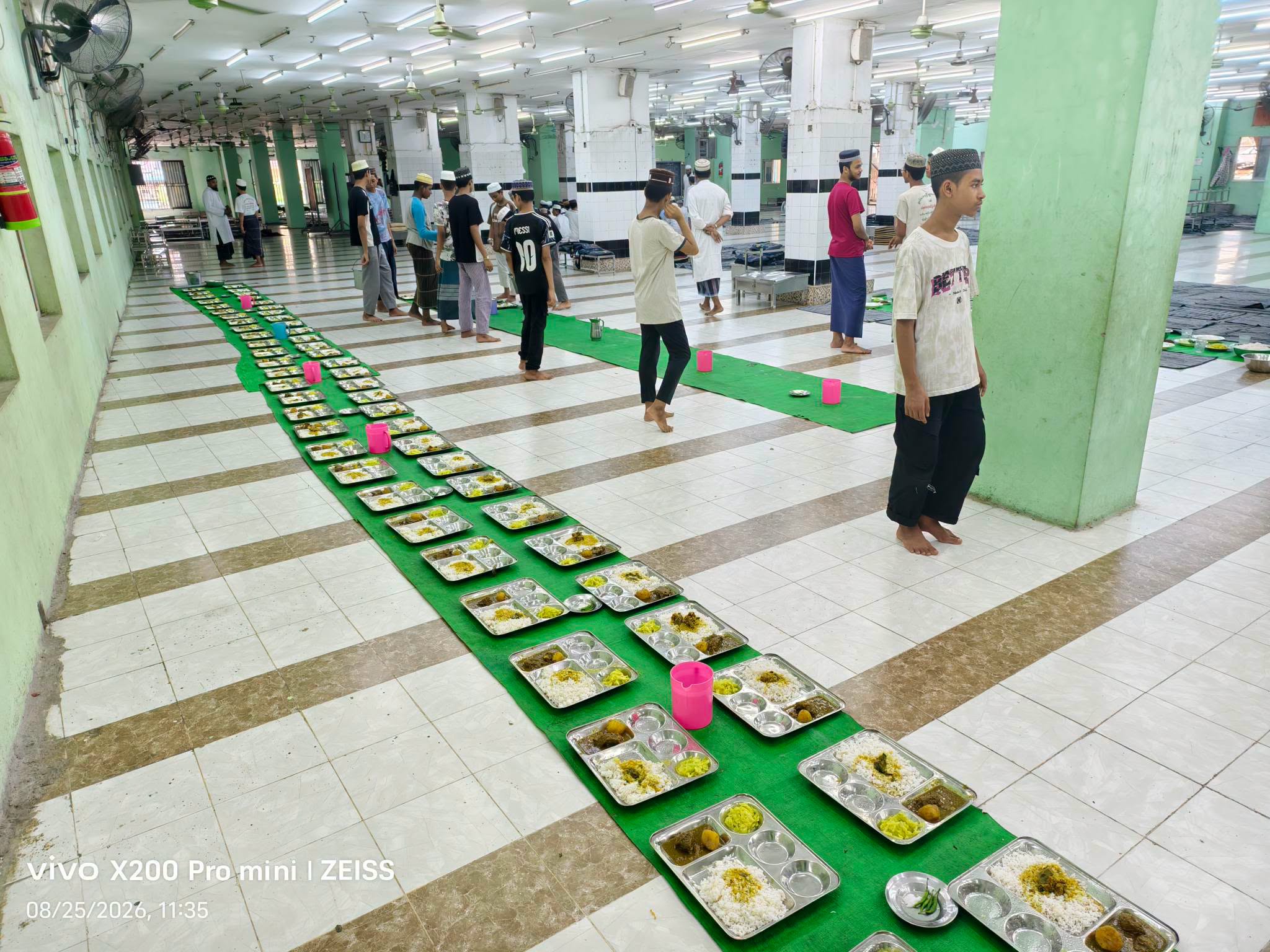 ဒေါပုံမြို့နယ် နွယ်အေးစွန္နီဂျာ‌မေအ် ဗလီကြီး မဒရ်စဟ်တွင် ကျောင်းသား၊ ဆရာ ၁၆၀ ဦးအတွက် တီချယ်ဂျူး မိသားစု က ထမင်းကျွေးအလှူပြု။ ။ Photos