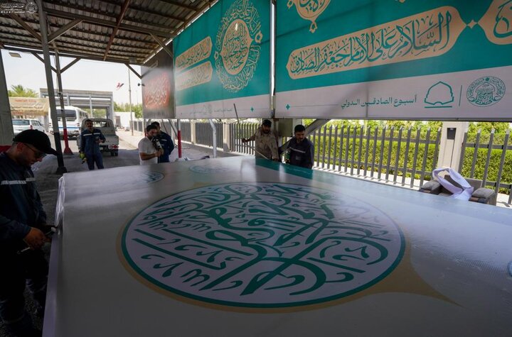 تقرير مصور/ استعدادًا لأسبوع الصادقَيْن الدولي.. إنجاز أعمال تزيين مواقع في النجف الأشرف