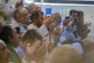Crowds of visitors participate in reciting Dua Kumayl in Bayn Al-Haramayn (+Photos)