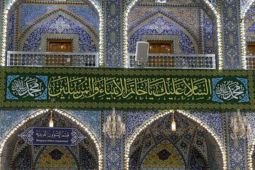 تقرير مصور/ نشر لافتات الزينة والفرح بذكرى ولادة النبي الأعظم (ص) في العتبة العباسية المقدسة