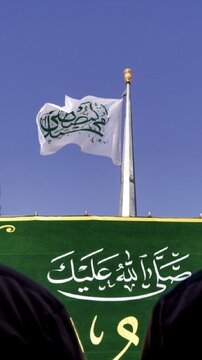 ویدیو | تصاویری از تعویض پرچم حرم امیرالمومنین(ع) در ایام ولادت پیامبر اکرم(ع)