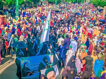 নাইজেরিয়ার বিভিন্ন শহরে লক্ষ লক্ষ মানুষের অংশগ্রহণে প্রিয় নবী (সা.)-এর জন্মবার্ষিকী উপলক্ষে আনন্দ-র‍্যালি অনুষ্ঠিত হয়েছে।