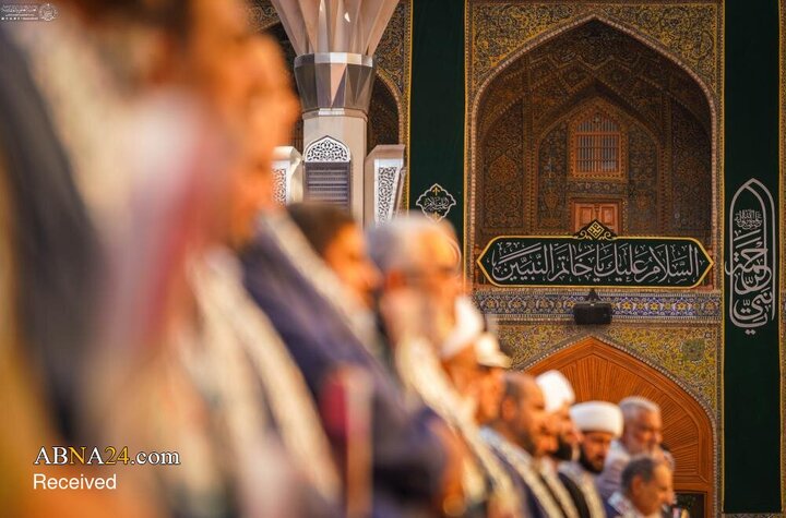 برافراشتن پرچم میلاد پیامبر اکرم(ص) در حرم مطهر علوی