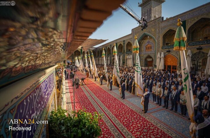 برافراشتن پرچم میلاد پیامبر اکرم(ص) در حرم مطهر علوی