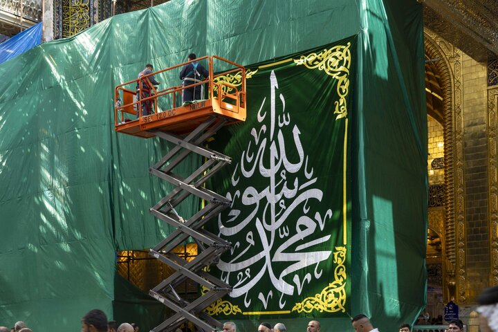 تقرير مصور/ نشر لافتات الزينة والفرح بذكرى ولادة النبي الأعظم (ص) في العتبة العباسية المقدسة
