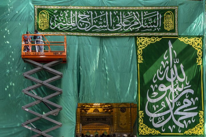 تقرير مصور/ نشر لافتات الزينة والفرح بذكرى ولادة النبي الأعظم (ص) في العتبة العباسية المقدسة