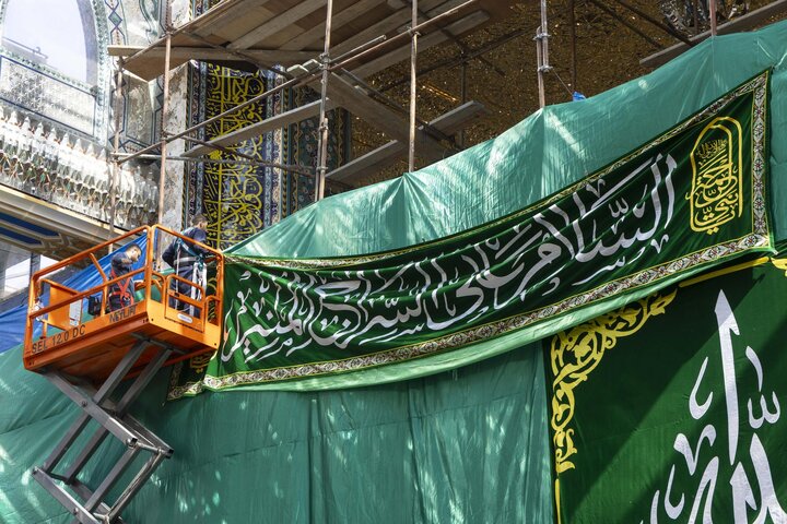 تقرير مصور/ نشر لافتات الزينة والفرح بذكرى ولادة النبي الأعظم (ص) في العتبة العباسية المقدسة