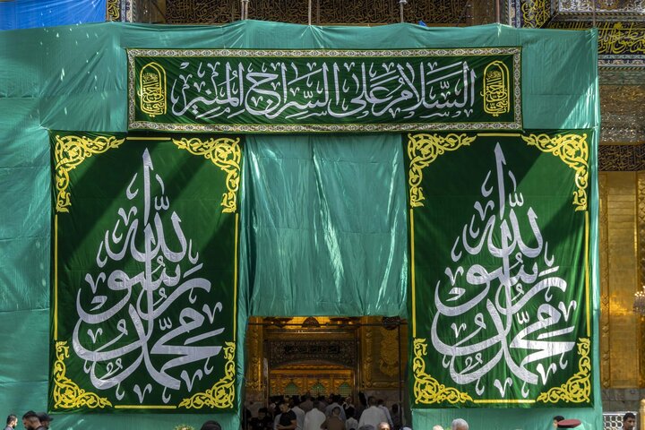 تقرير مصور/ نشر لافتات الزينة والفرح بذكرى ولادة النبي الأعظم (ص) في العتبة العباسية المقدسة