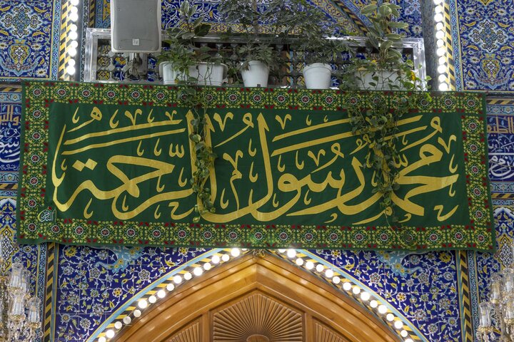 تقرير مصور/ نشر لافتات الزينة والفرح بذكرى ولادة النبي الأعظم (ص) في العتبة العباسية المقدسة