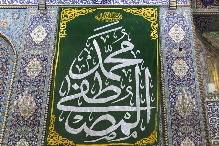 تقرير مصور/ نشر لافتات الزينة والفرح بذكرى ولادة النبي الأعظم (ص) في العتبة العباسية المقدسة