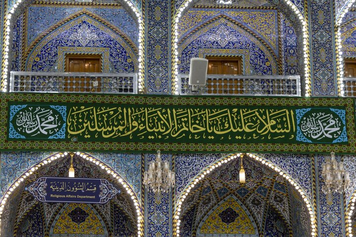 تقرير مصور/ نشر لافتات الزينة والفرح بذكرى ولادة النبي الأعظم (ص) في العتبة العباسية المقدسة