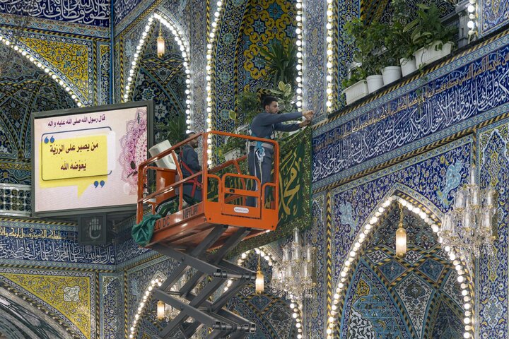 تقرير مصور/ نشر لافتات الزينة والفرح بذكرى ولادة النبي الأعظم (ص) في العتبة العباسية المقدسة