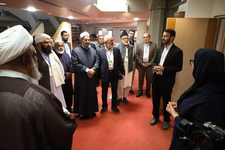 گزارش تصویری/ بازدید میهمانان خارجی کنفرانس وحدت اسلامی از کتابخانه و موزه اسناد ملی