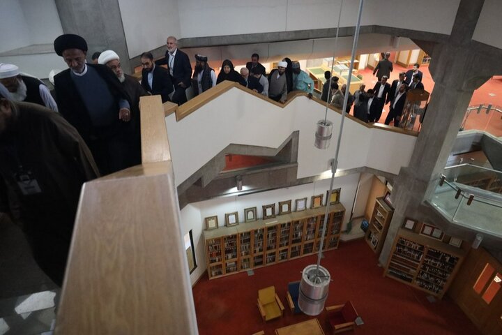 گزارش تصویری/ بازدید میهمانان خارجی کنفرانس وحدت اسلامی از کتابخانه و موزه اسناد ملی