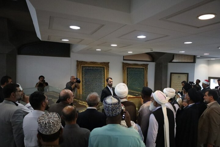 گزارش تصویری/ بازدید میهمانان خارجی کنفرانس وحدت اسلامی از کتابخانه و موزه اسناد ملی