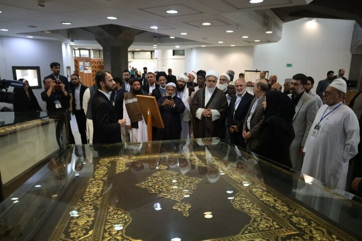گزارش تصویری/ بازدید میهمانان خارجی کنفرانس وحدت اسلامی از کتابخانه و موزه اسناد ملی
