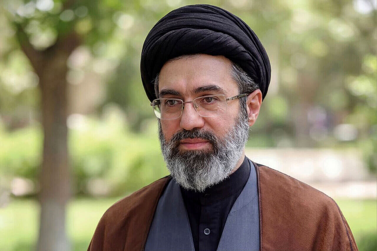 Leader: Key to solving economic issues lies in domestic production, getting rid of dollar