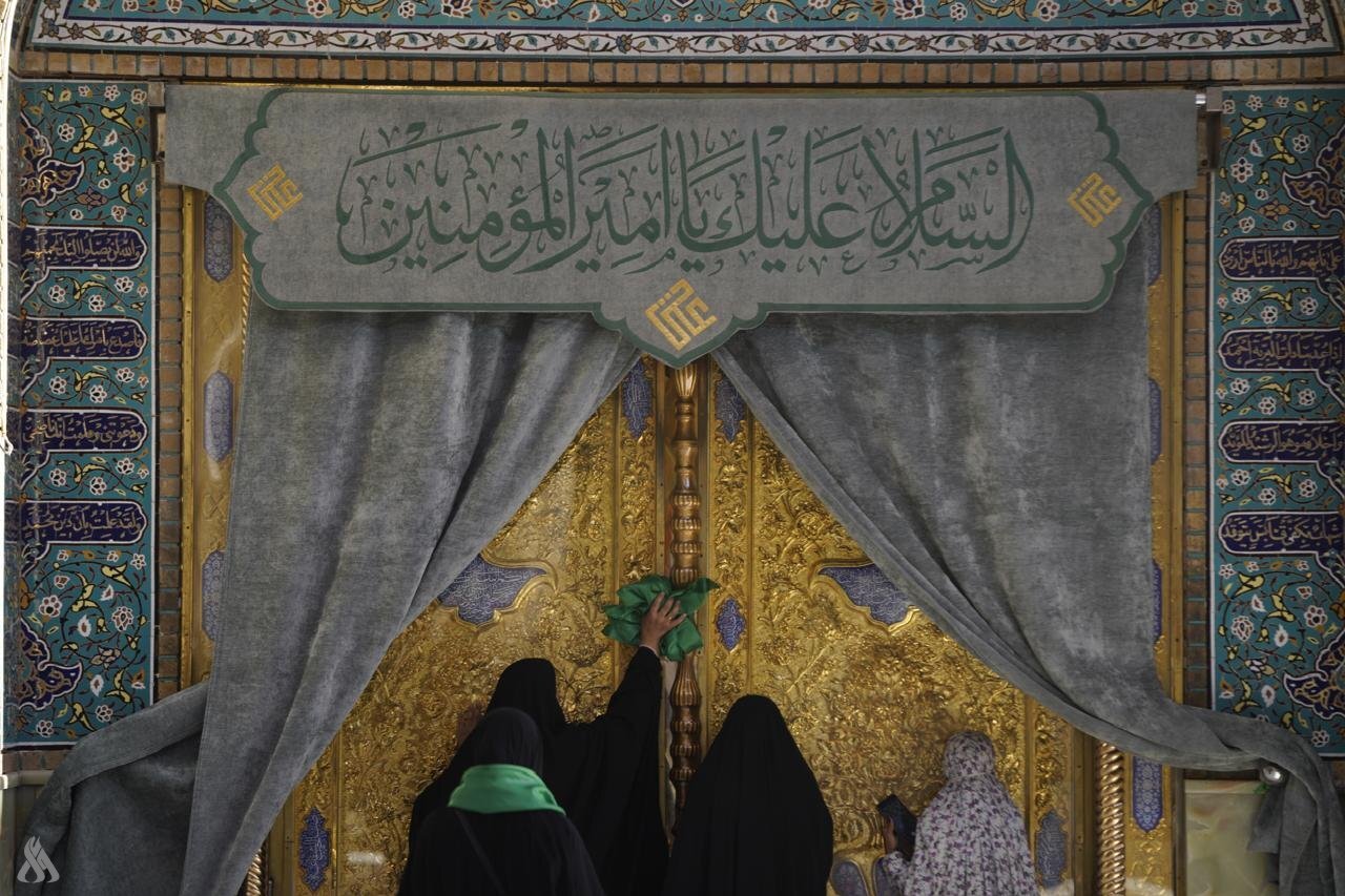 آغاز برنامه‌های هفته بین‌المللی صادقین در حرم مطهر امام علی(ع)