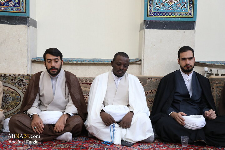 مراسم عمامه گذاری طلاب در روز میلاد پیامبر اسلام(ص) و امام جعفر صادق(ع)