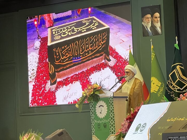 وحدت اسلامی فراتر از مباحث نظری است / شجاعت و شهامت در برابر جاهلان، رمز موفقیت است