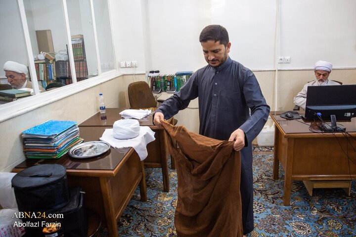 مراسم عمامه گذاری طلاب در روز میلاد پیامبر اسلام(ص) و امام جعفر صادق(ع)