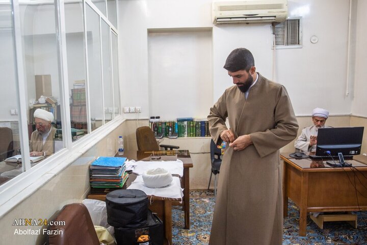 مراسم عمامه گذاری طلاب در روز میلاد پیامبر اسلام(ص) و امام جعفر صادق(ع)