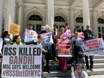 Protesta de musulmanes y activistas civiles en Nueva York contra el viaje del líder de la corriente nacionalista hindú extremista