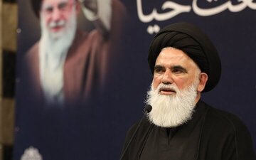 عالم شيعي باكستاني: إن حكمة الزعيم الشهيد قادت الولايات المتحدة إلى الإذلال والعار