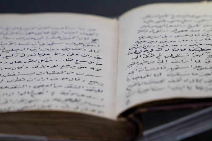 تقرير مصور/ استعراض نماذج فقهية وحديثية ومخطوطًا من القرن الأول الهجري