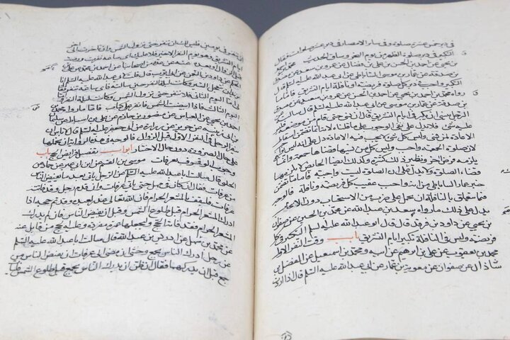 تقرير مصور/ استعراض نماذج فقهية وحديثية ومخطوطًا من القرن الأول الهجري