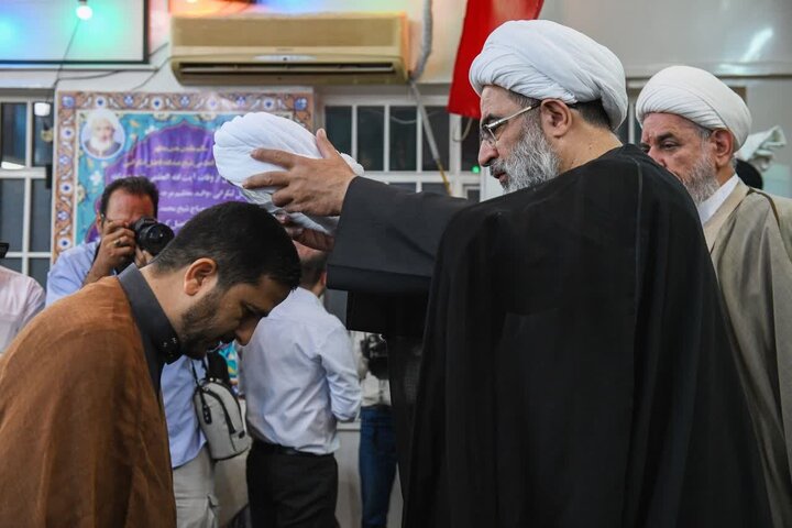 Peyğəmbərin və İmam Sadiqin milad Bayramında Ayətullah Fazil Lənkərani din tələbələrini əmmamə ilə təltif etdi \ Foto