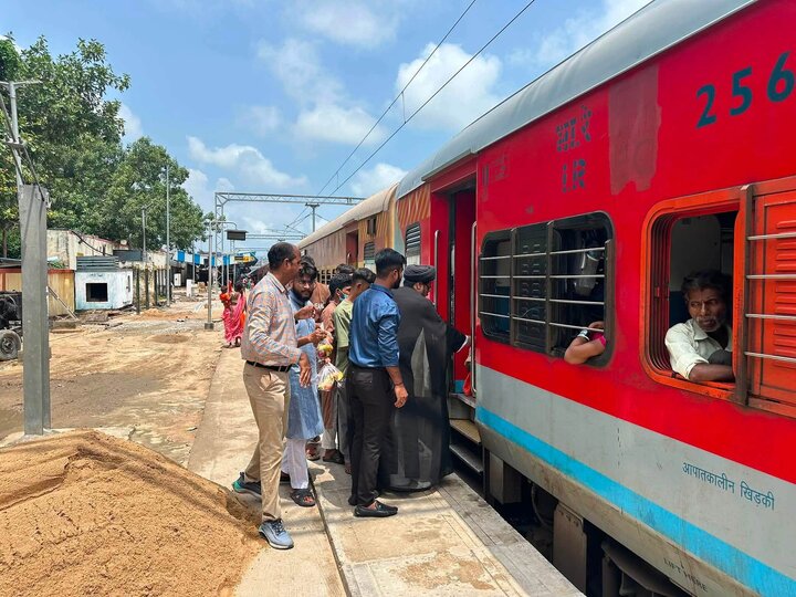 တမန်တော်မြတ် မိုဟမ္မဒ် (ဆွ) ၏ မွေးနေ့ရက်မြတ် မင်္ဂလာ အထိမ်းအမှတ် လူ ၁၅၀၀ ခန့်အား အစားအစာ နှင့် သစ်သီးများ ဝေငှ / အိန္ဒိယ