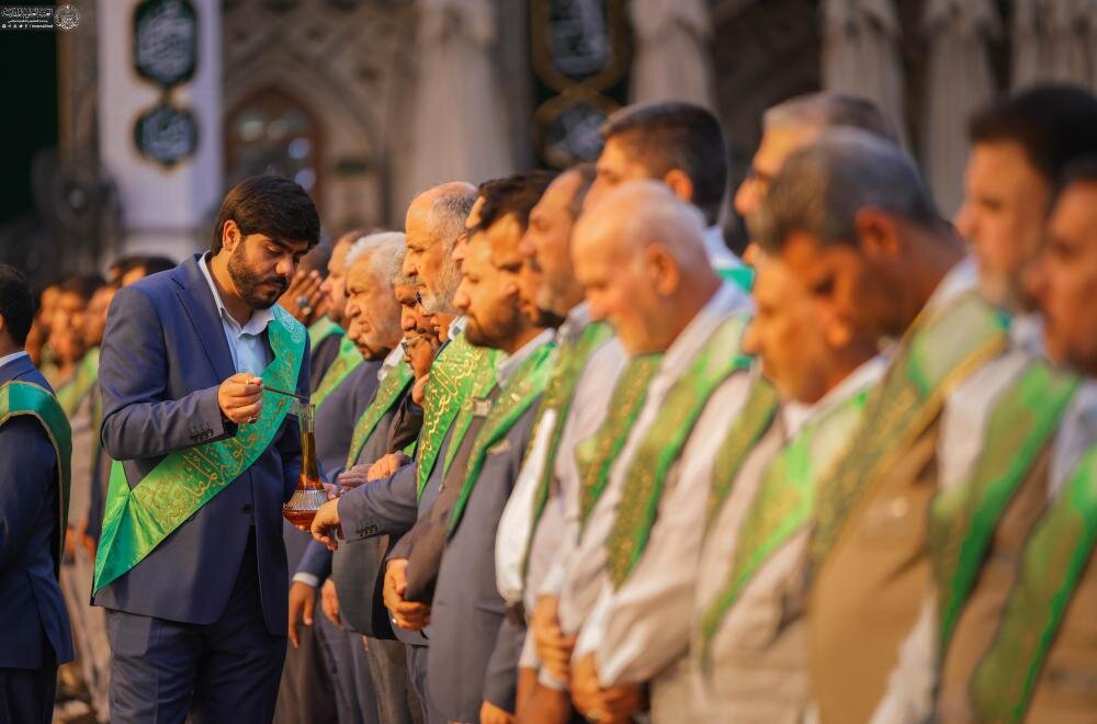 خُدّام أمير المؤمنين (عليه السلام) يحيون ذكرى ولادة الصادقَين (عليهما السلام) خلال الزيارة الصباحية في الصحن العلوي الشريف