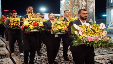 تقرير مصور/ تزيين ضريح الإمام الحسين (ع) باكاليل من الورد بذكرى ولادة الرسول الأعظم (ص) والإمام الصادق (ع)