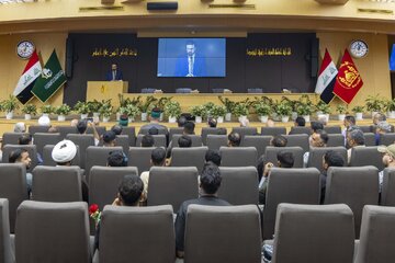 العتبة العباسية المقدسة تكرم عوائل شهداء مدرسة ميناب الإيرانية تثمينا لتضحياتهم