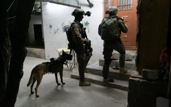 Israeli occupation forces kidnaps Palestinians, settlers set fire to mosque in West Bank