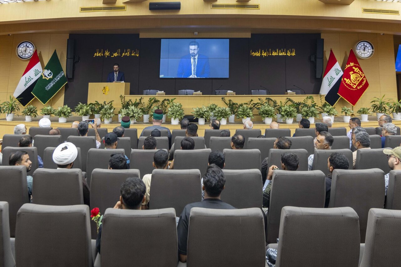 العتبة العباسية المقدسة تكرم عوائل شهداء مدرسة ميناب الإيرانية تثمينا لتضحياتهم
