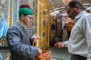 Sayed servants of Al-Abbas shrine distribute sweets in commemoration of birth of Holy Prophet and Imam Sadiq (+Photos)