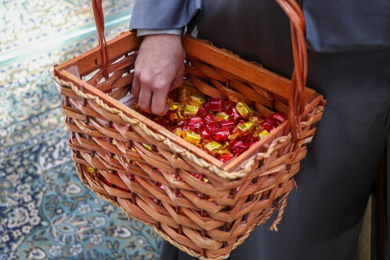 Sayed Servants' Division of Al-Abbas Shrine distribute sweets