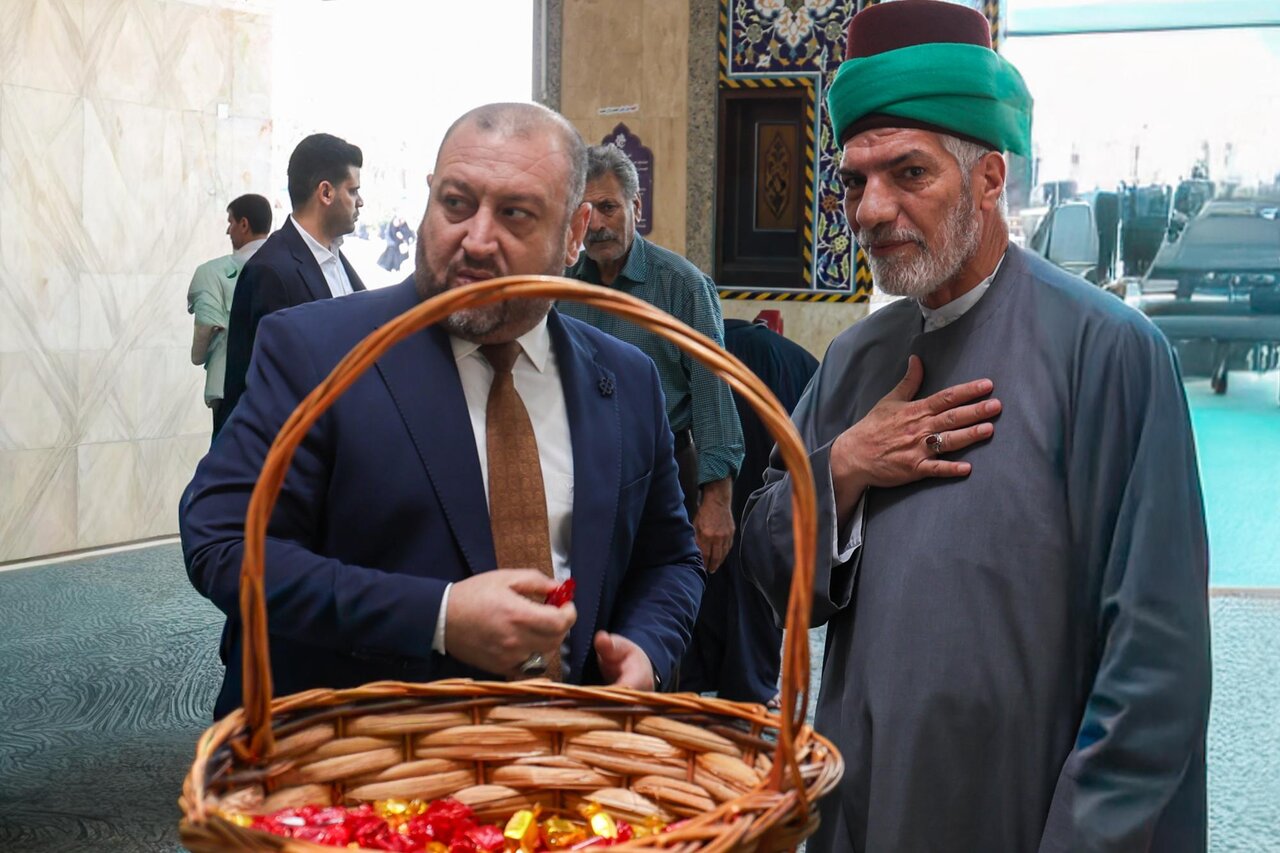 Sayed Servants' Division of Al-Abbas Shrine distribute sweets