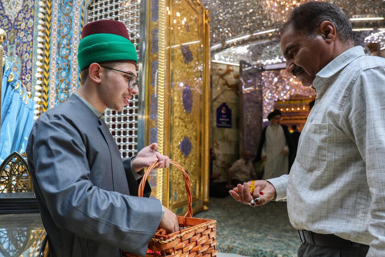 Sayed servants of Al-Abbas shrine distribute sweets in commemoration of birth of Holy Prophet and Imam Sadiq (+Photos)