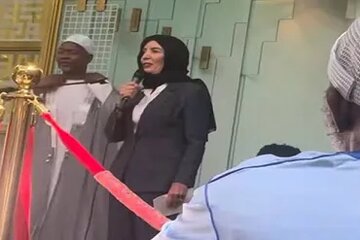 Governadora de Nova York defende uso do hijab durante visita a mesquita